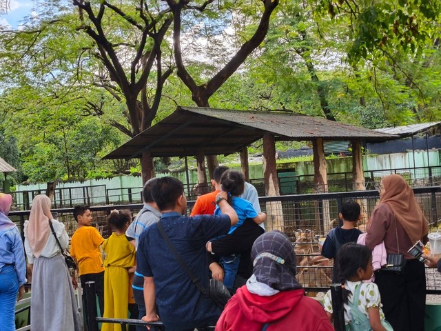 Gambar 1. Suasana ramai di Kebun Binatang Surabaya, 