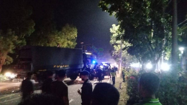 Kecelakaan lalu-lintas beruntun di jalan raya Bojonegoro-Babat, turut Desa Sukowati, Kecamatan Kapas, Kabupaten Bojonegoro, Jawa Timur. Senin (01/05/2023) (Foto: Dok Istimewa)