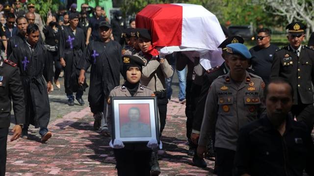 Pemakaman jenazah AKBP Buddy Alfrits Towoliu di Kota Kotamobagu, Sulawesi Utara.