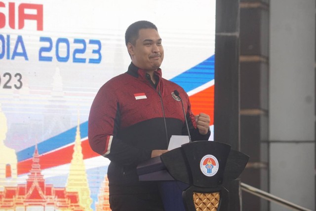 Menteri Pemuda dan Olahraga Republik Indonesia (Menpora RI) Dito Ariotedjo memimpin upacara pelepasan kontingen Indonesia untuk SEA Games ke-32 di Kamboja di Halaman Kantor Kemenpora, Jakarta, Selasa (2/5/2023). Foto: Iqbal Firdaus/kumparan