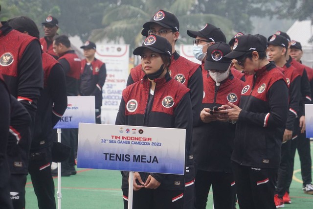 Kontingen tenis meja dalam upacara pengukuhan kontingen Indonesia untuk SEA Games ke-32 di Kamboja di Halaman Kantor Kemenpora, Jakarta, Selasa (2/5/2023) Foto: Iqbal Firdaus/kumparan