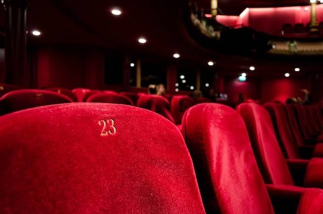 Ilustrasi urutan kursi bioskop, Foto oleh Kilyan Sockalingum di Unsplash