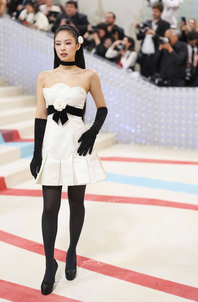 Jennie Kim berpose di Met Gala di New York City, Amerika Serikat pada Senin (1/5/2023). Foto: Andrew Kelly/Reuters