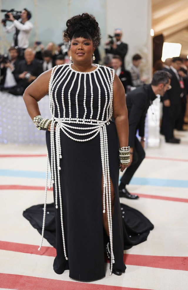 Lizzo berpose di Met Gala di New York City, Amerika Serikat pada Senin (1/5/2023). Foto: Andrew Kelly/Reuters