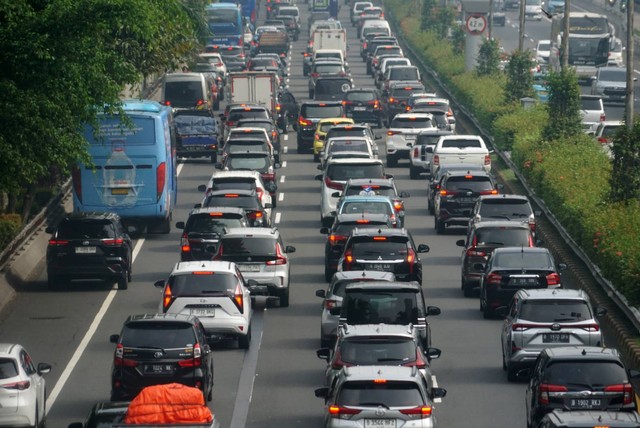 Kendaraan memenuhi ruas jalan Tol Dalam Kota yang mengarah ke kawasan Semanggi, Jakarta, Selasa (2/5). Foto: Iqbal Firdaus/kumparan