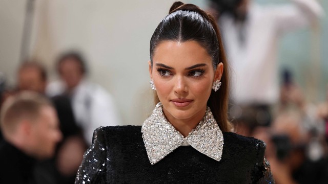 Kendall Jenner berpose di Met Gala di New York City, Amerika Serikat pada Senin (1/5/2023). Foto: Andrew Kelly/Reuters