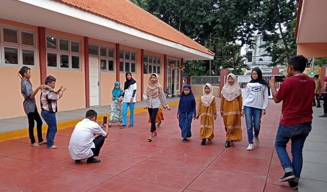 Kelas modelling, salah satu pelatihan yang disediakan Rumah Anak Prestasi bagi anak-anak penyandang disabilitas. Foto-foto: Masruroh/Basra