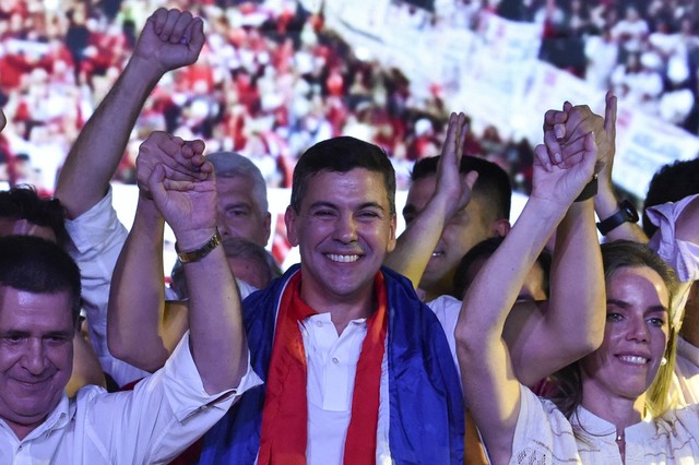 Kandidat presiden Paraguay untuk Partai Colorado, Santiago Pena, merayakan bersama anggota partainya setelah memenangkan pemilihan presiden di Asuncion pada 30 April 2023.