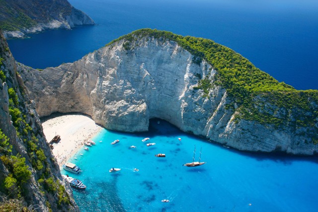 Keindahan Pantai Navagio di Yunani. Foto: KellySHUTSTOC/shutterstock