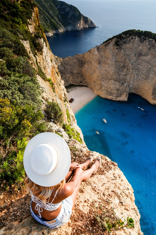 Wisatawan yang tengah menikmati keindahan Pantai Navagio. Foto: Eastern.Light.Photography/Shutterstock