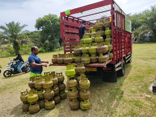 Petugas pangkalan di Aceh saat menurunkan gas LPG 3 Kg. Foto: Dok. Istimewa