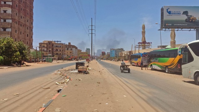 Suasana jalan sepi di Khartoum pada 1 Mei 2023 saat bentrokan antara Pasukan Dukungan Cepat paramiliter dan tentara Sudan berlanjut, di Port Sudan, Sudan, 1 Mei 2023. Foto: AFP