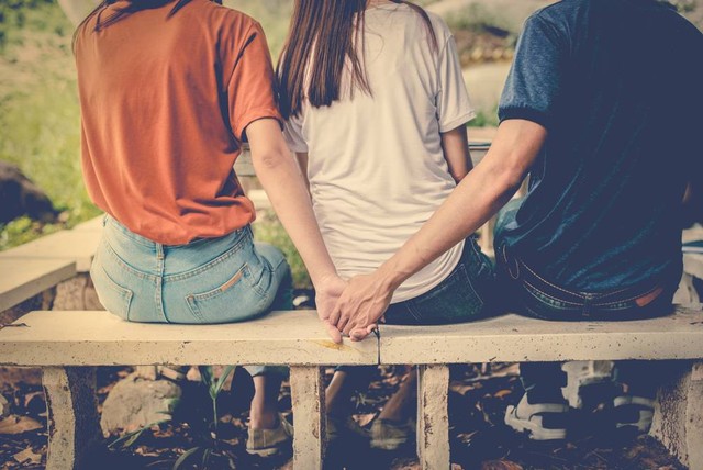 Ilustrasi godaan orang ketiga dalam hubungan. Foto: Shutterstock
