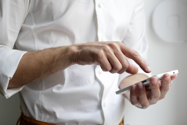 Ilustrasi Cara Buat CV di HP. Foto: Unsplash/NordWood Themes