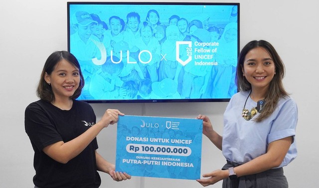 Mikhal Anindita, Head of Marketing JULO (kiri) melakukan penyerahan donasi secara simbolis kepada Annisa Primalia Nanda (kanan), Corporate Partnerships Manager UNICEF Indonesia. Foto: dok. JULO