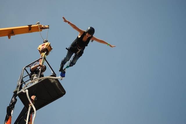 Ilustrasi apa itu bungee jumping, sumber foto: Carlos Ruiz/Pexels.com