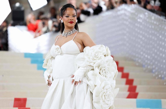 Rihanna di Met Gala di New York City, Amerika Serikat pada Senin (1/5/2023). Foto: Andrew Kelly/Reuters