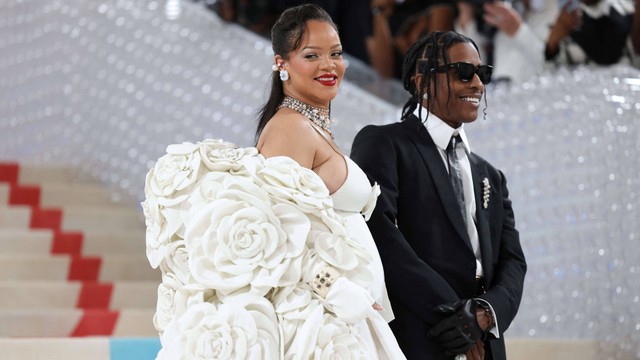 Rihanna dan ASAP Rocky di Met Gala di New York City, Amerika Serikat pada Senin (1/5/2023). Foto: Andrew Kelly/Reuters