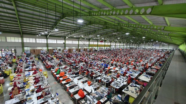 Ribuan pekerja di pabrik tas EIGER di Kabupaten Bandung. Foto: Dok. EIGER