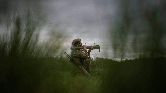 Tentara Ukraina menggunakan senjata saat latihan militer di wilayah Kharkiv, Ukraina pada Senin (1/5/2023). Foto: Dimitar Dilkoff/AFP