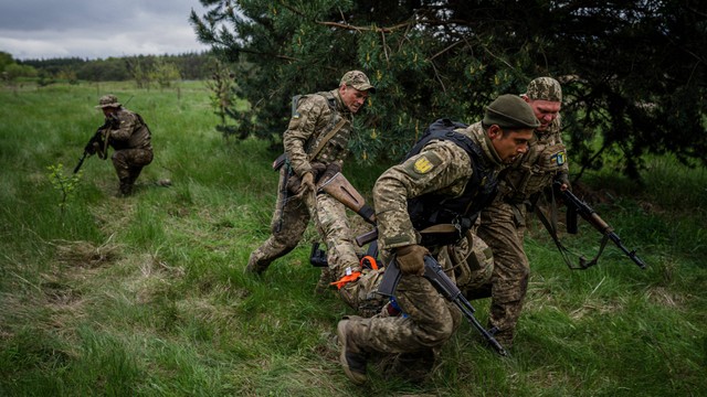 Tentara Ukraina mengevakuasi tentara yang terluka saat latihan militer di wilayah Kharkiv, Ukraina pada Senin (1/5/2023). Foto: Dimitar Dilkoff/AFP