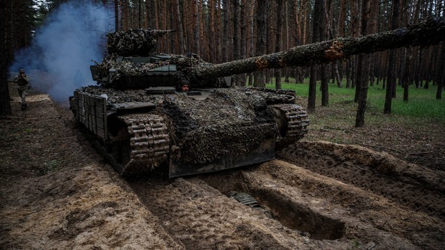 Tentara Ukraina memperagakan taktik infanteri saat latihan militer di wilayah Kharkiv, Ukraina pada Senin (1/5/2023). Foto: Dimitar Dilkoff/AFP