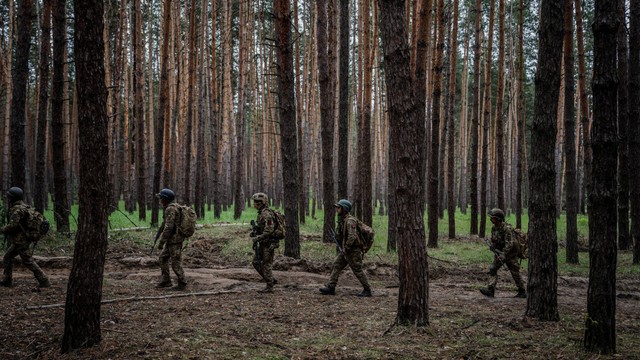 Tentara Ukraina berjalan menyusuri hutan saat latihan militer di wilayah Kharkiv, Ukraina pada Senin (1/5/2023). Foto: Dimitar Dilkoff/AFP