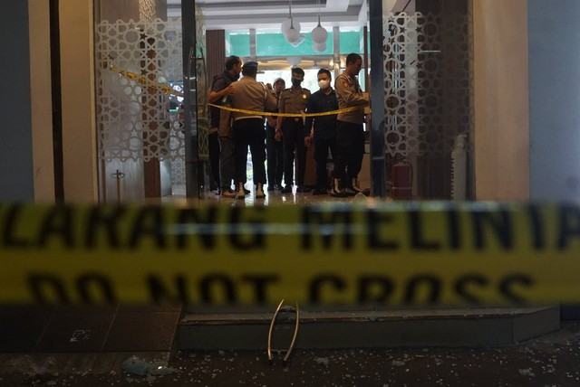 Petugas memasang garis polisi berada di lokasi penembakan di gedung MUI Jakarta, Selasa (2/5/2023). Foto: Iqbal Firdaus/kumparan