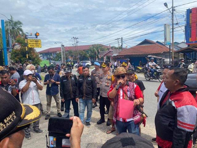 Massa dari Gerakan Keadilan melakukan aksi demo ke Depot Pertamina Sintang merespons terjadinya kelangkaan BBM di pedalaman Sintang. Foto: Yusrizal/Hi!Pontianak