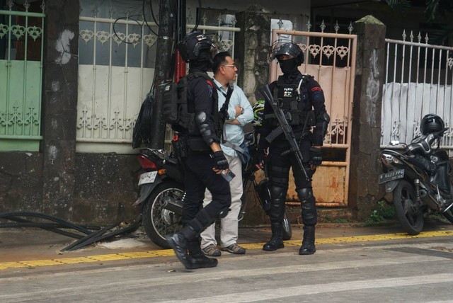 Anggota Brimob bersenjata lengkap melakukan penjagaan di kantor MUI setelah terjadi penembakan pada Selasa (2/5/2023). Foto: Iqbal Firdaus/kumparan