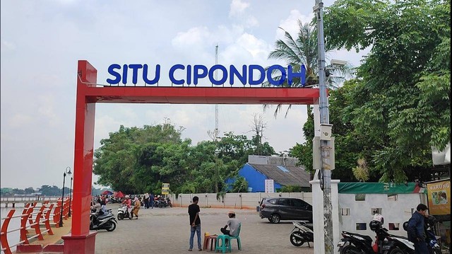 Pintu masuk Situ Cipondoh. Foto: Vandeniar