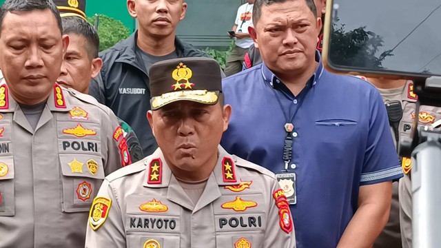 Kapolda Metro Jaya Irjen Karyoto konferensi pers di kantor MUI setelah penembakan, Senin (2/5/2023). Foto: Zamachsyari/kumparan