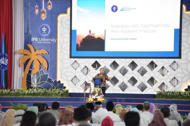 Rektor Universitas Islam Internasional Indonesia Berikan Tausiah di Halalbihalal IPB University
