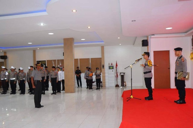 Kapolres Sintang AKBP Tommy Ferdian memimpin upacara kenaikan pangkat Korp Raport kepada personel Polres Sintang di Aula Polres Sintang.