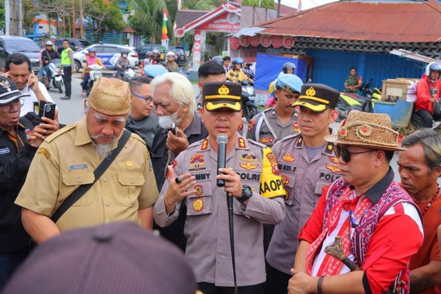 Kapolres Sintang AKBP Tommy Ferdian memberikan pengarahan kepada aksi unras untuk tetap tertib menyampaikan kritik masyarakat.