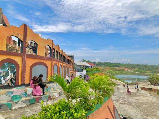 Pantai Sekunyit ramai dipadati pengunjung saat libur lebaran Idul Fitri. Foto: Dokumen pribadi