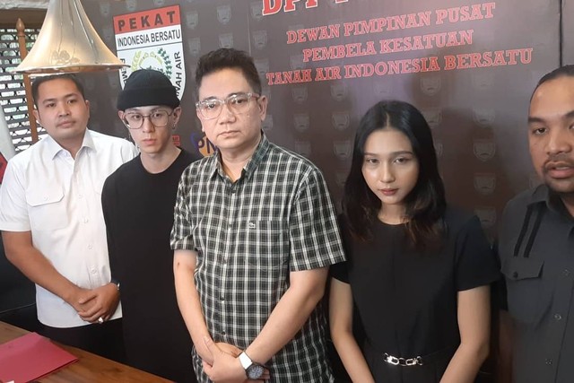 Konferensi pers Tenri Annisa dan Kuasa Hukumnya, Milano Lubis, pada Selasa (2/5/2023). Foto: Aprilandika Pratama/kumparan