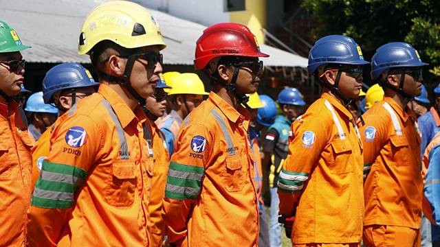 Pasukan Elite Pekerjaan Dalam Keadaan Bertegangan Tegangan Menengah (PDKB TM) 20 kV yang akan dilatih PLN UID Suluttenggo. (foto istimewa)