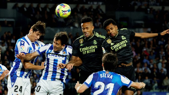 Duel Robin Le Normand dan Mikel Oyarzabal dengan Eder Militao dan Rodrygo Goes saat Real Sociedad vs Real Madrid dalam laga pekan ke-33 Liga Spanyol 2022/23, Rabu (3/5) dini hari WIB, di Stadion Reale Seguros. Foto: REUTERS/Vincent West