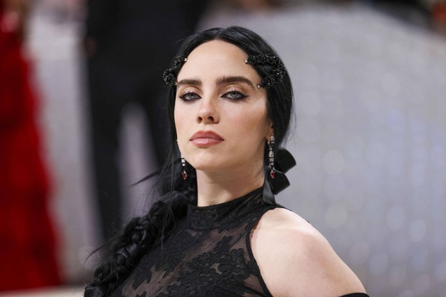 Tampilan Billie Eilish pakai gaun transparan di Met Gala 2023. Foto: Andrew Kelly/Reuters