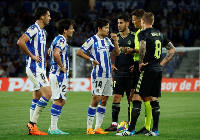 Mikel Merino dari Real Sociedad, David Silva dan Takefusa Kubo berbicara kepada Marco Asensio dari Real Madrid, Toni Kroos dan wasit Juan Pulido pada laga pekan ke-33 Liga Spanyol 2022/23, Rabu (3/5) dini hari WIB, di Stadion Reale Seguros. Foto: Vincent West/Reuters