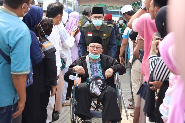 Petugas Haji Melayani Jemaah Haji (Foto:Humas Kanwil Kemenag DKI)