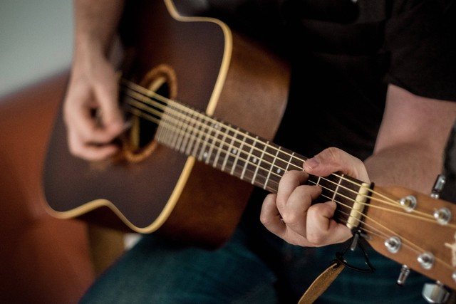 Ilustrasi cara bermain gitar yang benar. Foto: pexels.com.