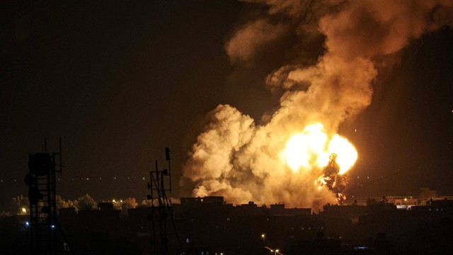 Asap dan api membubung di atas gedung-gedung setelah serangan udara Israel di Rafah, Jalur Gaza selatan, Rabu (3/5/2023). Foto: Said Khatib/AFP