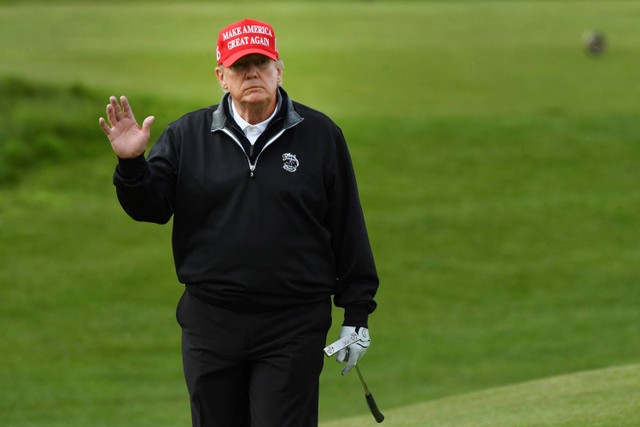 Mantan Presiden AS Donald Trump saat bermain golf di Lapangan Golf Trump Turnberry, di Turnberry di pantai barat Skotlandia pada 2 Mei 2023. Foto: ANDY BUCHANAN / AFP