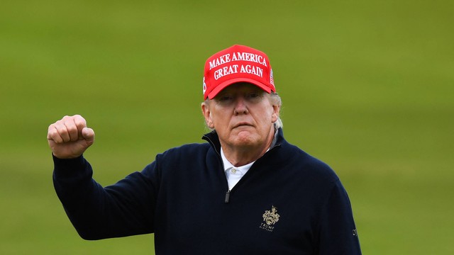 Mantan Presiden AS Donald Trump saat bermain golf di Lapangan Golf Trump Turnberry, di Turnberry di pantai barat Skotlandia pada 2 Mei 2023. Foto: ANDY BUCHANAN / AFP