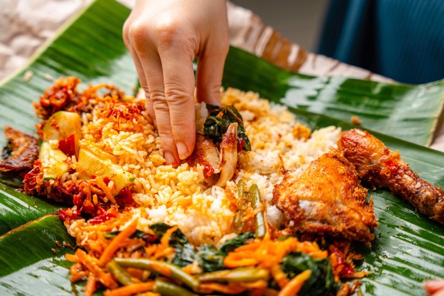 Ilustrasi nasi padang dibungkus. Foto: Michaelnero/Shutterstock