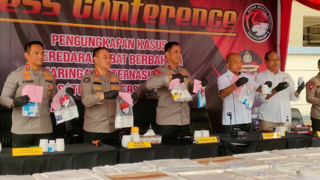 Jumpa pers pengungkapan peredaran obat-obatan terlarang di Polres Metro Jakarta Barat, Rabu (3/5/2023). Foto: Jonathan Devin/kumparan