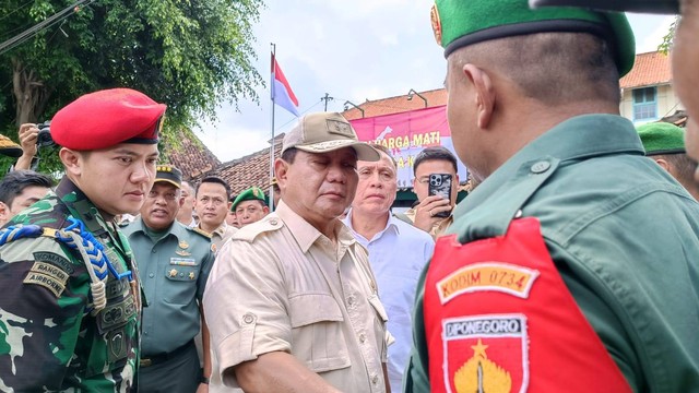 Dalam kunjungannya ini, Prabowo menyapa para Babinsa dan membagikan motor operasional kepada mereka. Foto: Arfiansyah Panji/kumparan