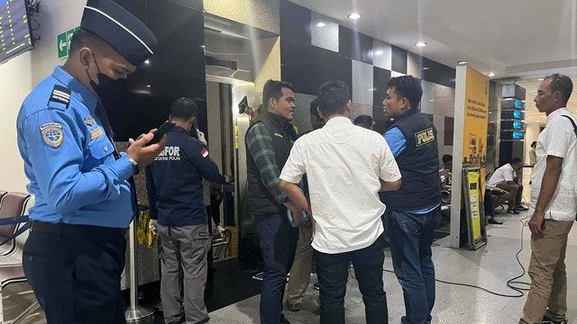 Olah TKP lantai dasar lift Bandara Kualanamu yang dilakukan oleh Tim Labfor Polda Sumut didampingi Kapolsek Bandara Kualanamu. Foto: Tri Vosa/kumparan